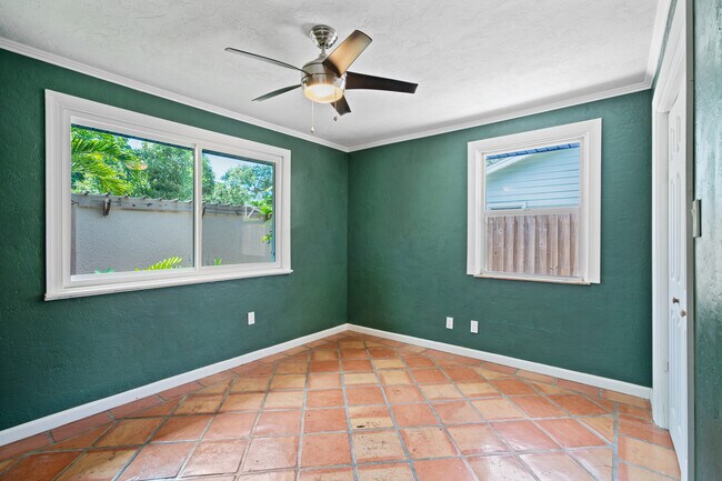 Building Photo - 1127 S Osprey Ave