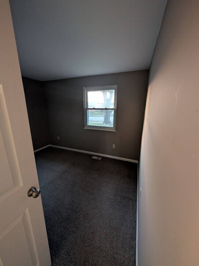 Building Photo - Cute 3 bedroom in New Lebanon