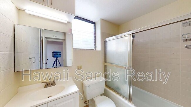 Building Photo - 1560 Thurston Ave