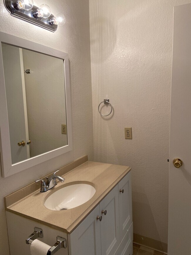 Building Photo - Charming duplex in Folsom!