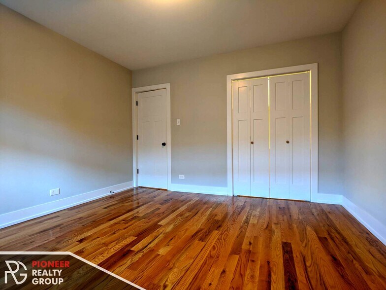 Building Photo - 560 W Arlington Pl