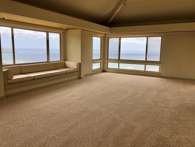 Building Photo - 3/2.5/2 Home - Located in the Beautiful Gated Community at Kahalakua- Endless Views!