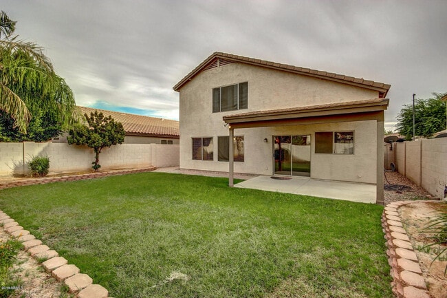 Building Photo - 886 W Bruce Ave