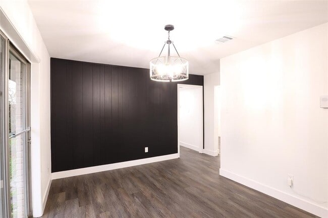 Building Photo - 7706 Garsee Dr