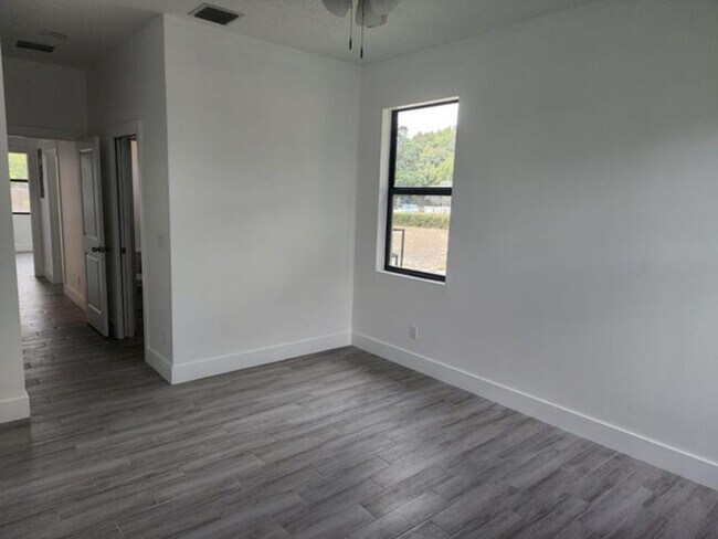 Building Photo - 517 15th St