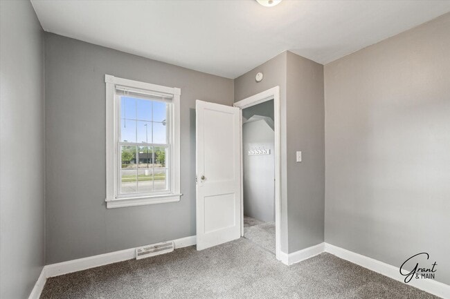 Building Photo - Two Bedroom Home in St Clair Shores - $1,400