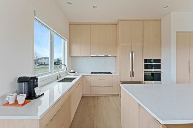 Building Photo - 4Bed 3.5 Bath - Views - Studio