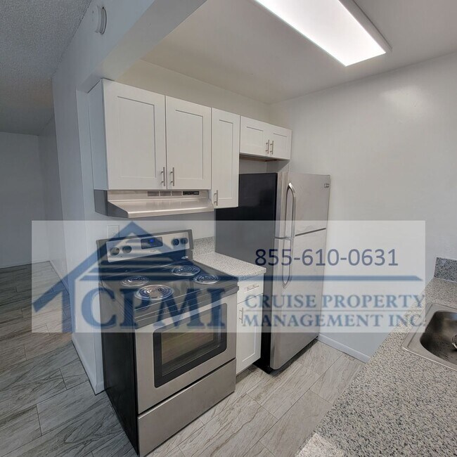 Interior Photo - 2220 Hayes St