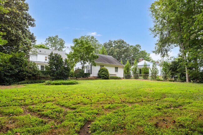 Building Photo - Classic Country Club Elegance
