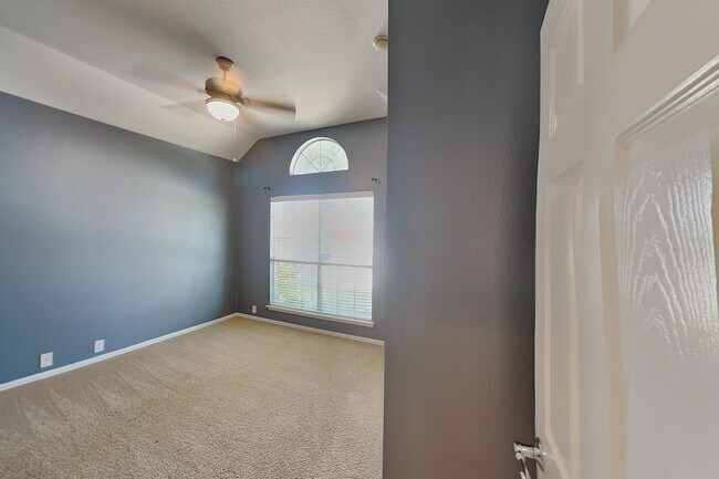 Building Photo - 15832 Coyote Hill Dr
