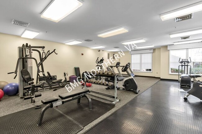 Building Photo - 801 S Greenbrier St