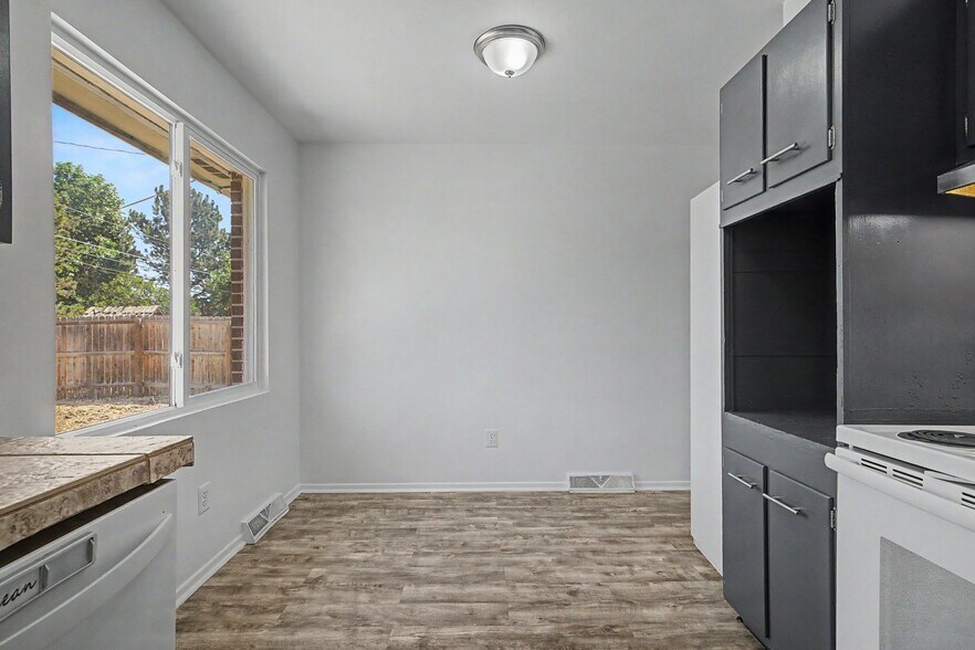 Building Photo - 6675 W Arizona Ave