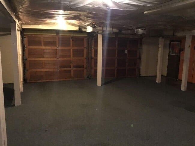 Building Photo - 3 bedroom 2 bathroom Duplex