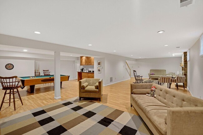 Building Photo - 11101 Willowbrook Dr