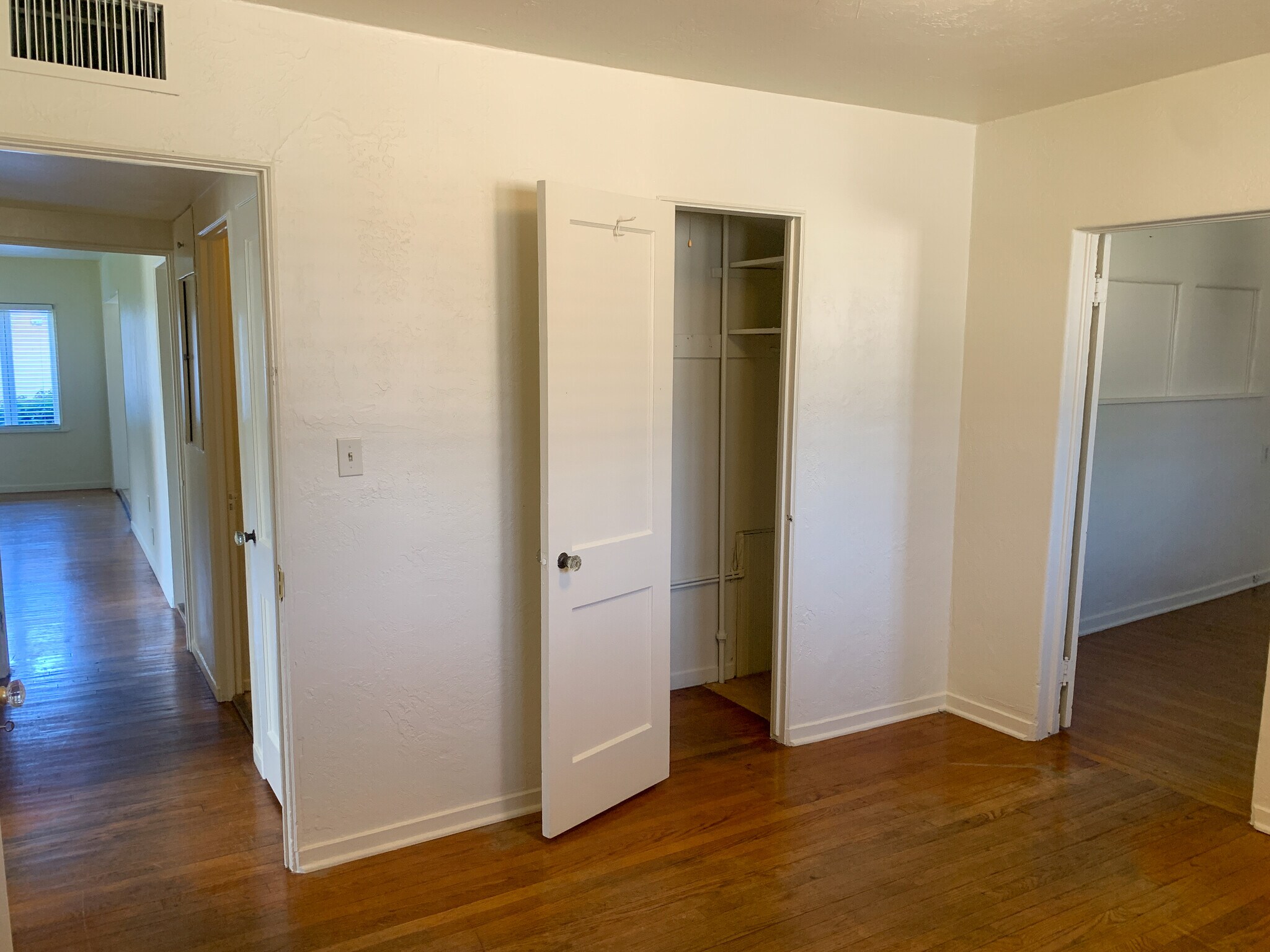 Building Photo - 832 S Maple Ave