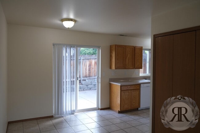 Building Photo - 2 Bedroom, 1 1/2 Bath Townhouse - Move In Ready!