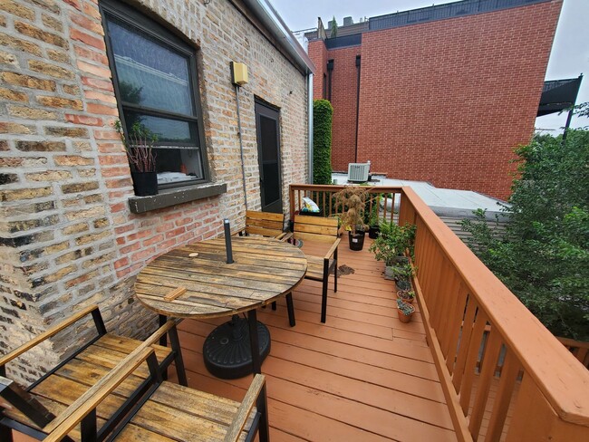 Building Photo - 4239 N Lincoln Ave
