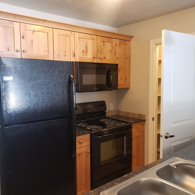 Building Photo - AB1488