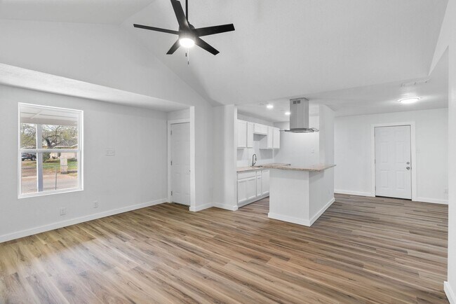 Building Photo - 3 Bedroom 1 Bath Remodeled Home