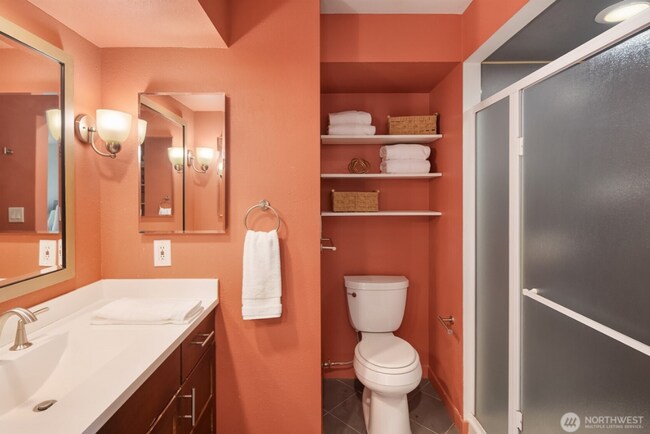 Building Photo - Top Floor Queen Anne Unit! (Beautiful views & 3 Parking Spaces)