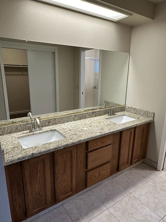 Building Photo - 1622 S Peppertree Ct