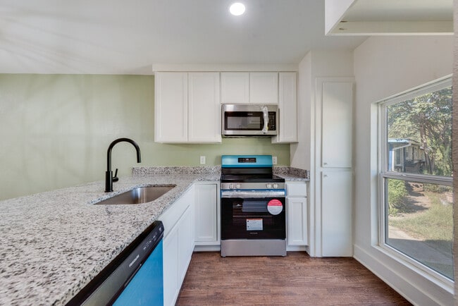 Building Photo - 221 Creek Cove Dr