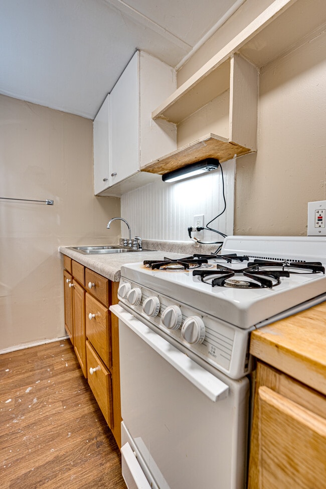 Building Photo - 426 N Lake St