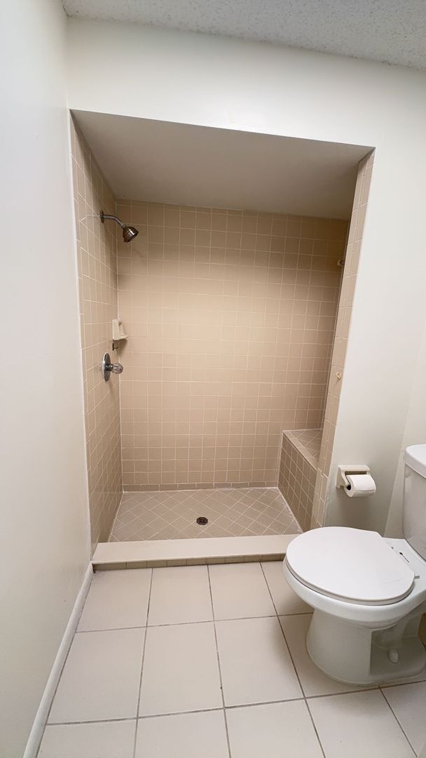Building Photo - Spacious 3 bedroom, 2 bath, large screened...