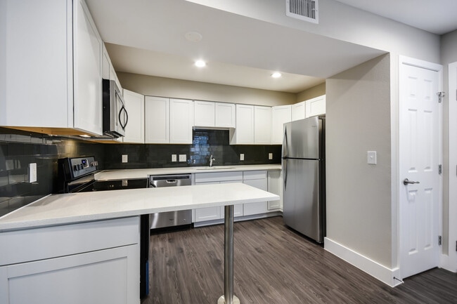 Building Photo - Available: remodeled 1 bed / 1 bath with luxury amenities