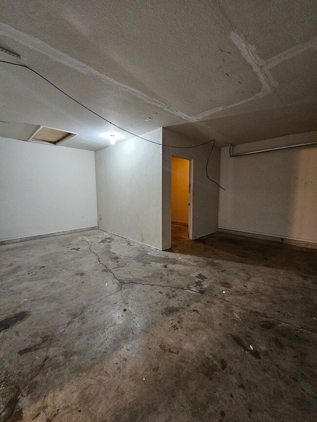 Building Photo - (3) Bed (2) Bath in Noble Avail NOW!