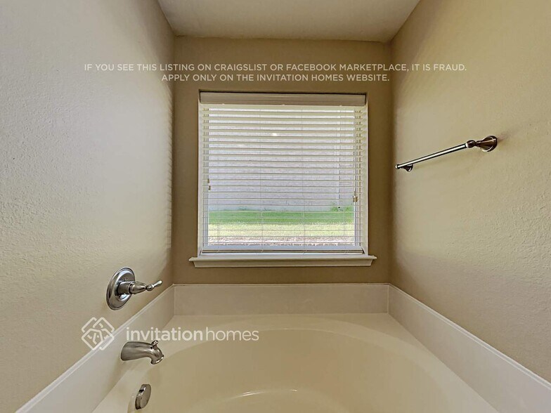Building Photo - 905 Hidden Oaks Dr