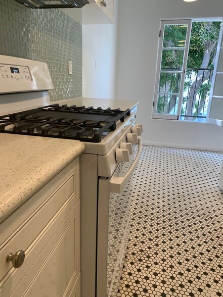 Building Photo - 802 N Sweetzer Ave