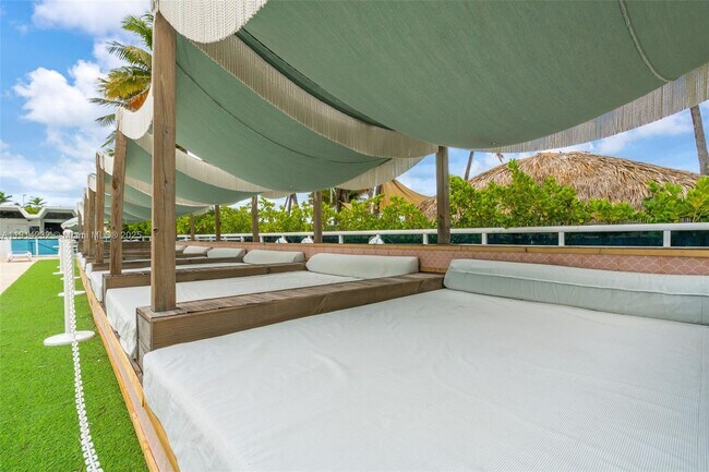 Building Photo - 5101 Collins Ave