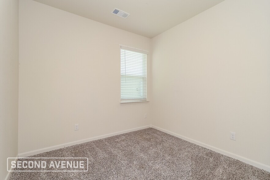 Building Photo - 1329 Woodwinds Dr