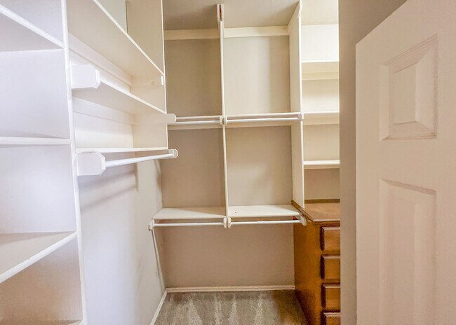 Building Photo - $1000 OFF FIRST MONTHS RENT | Wonderful layout in Fenwick Garden Village!