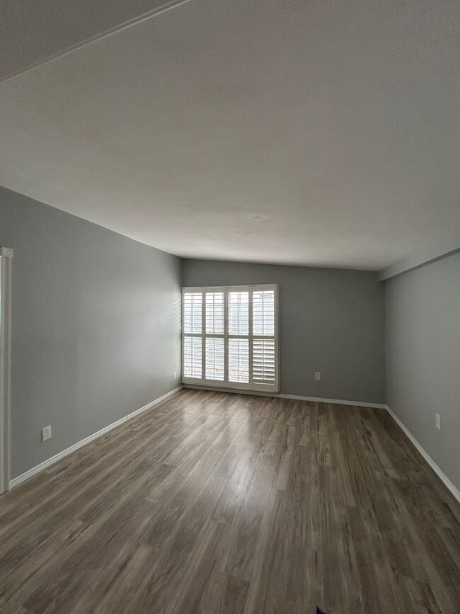 Building Photo - 4 BR/2 BA House