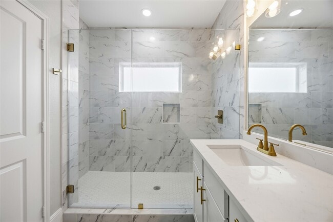 Building Photo - 2207 Des Chaumes St