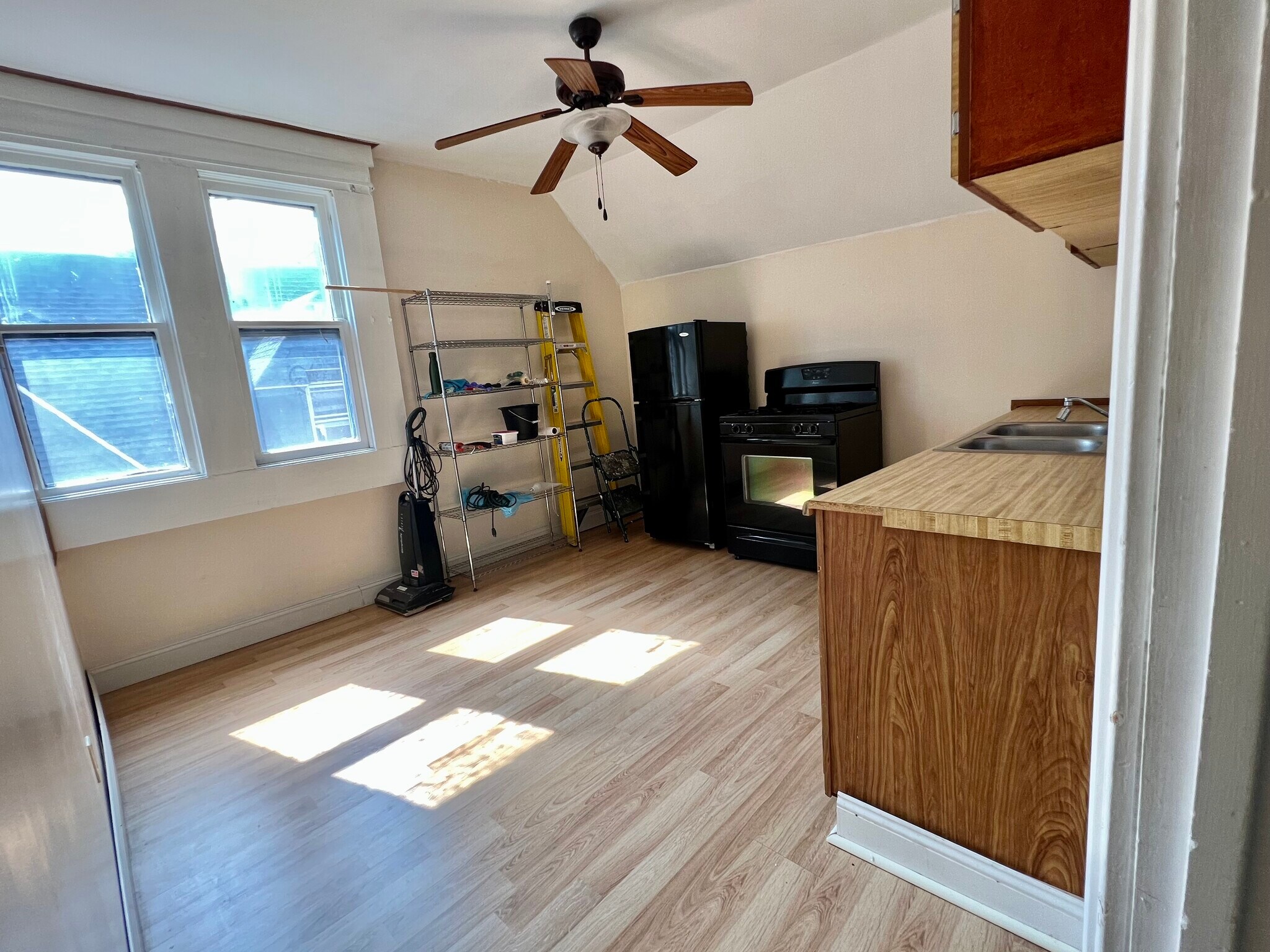 Eat-in-Kitchen w/gas range - 97 Hodge Ave