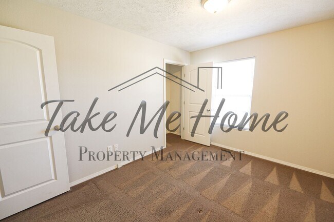 Building Photo - Charming 3 Bedroom