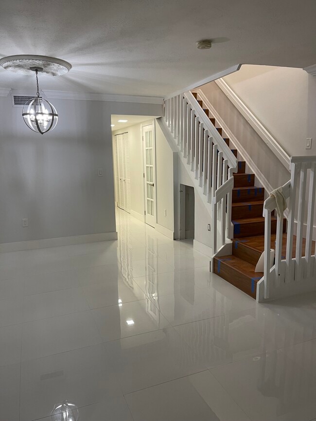 Building Photo - 9191 Fontainebleau Blvd