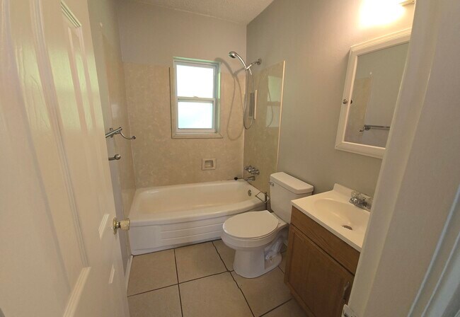 Building Photo - 712 Newport Dr