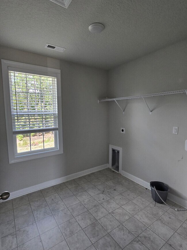 Building Photo - 309 Samuel Run Dr