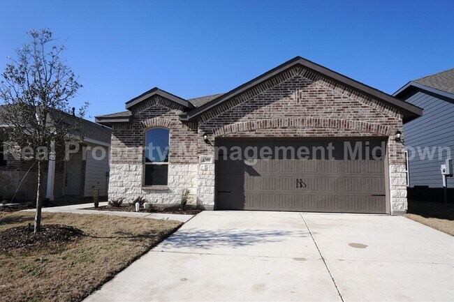Building Photo - Welcome to this charming 3-bedroom, 2-bath...