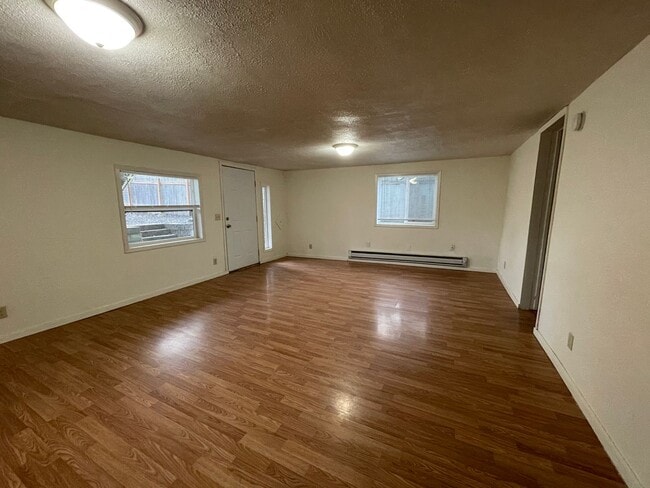 Building Photo - 2 Bedroom Downstairs Apartment in Winston