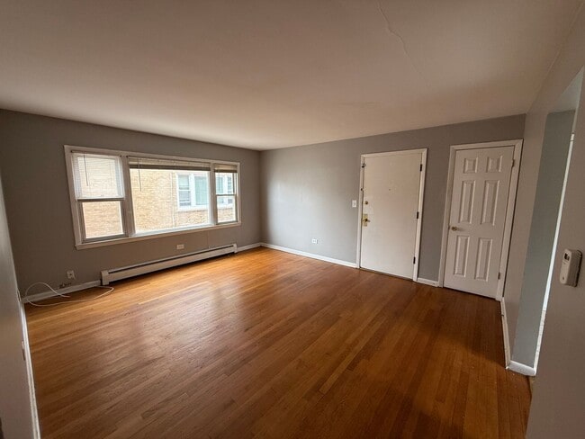 Building Photo - 2bed/1bath unit close to restaurants and s...