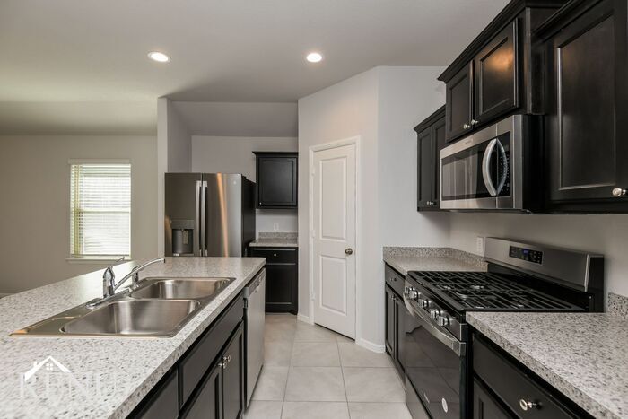Building Photo - 16428 Marinette Ct