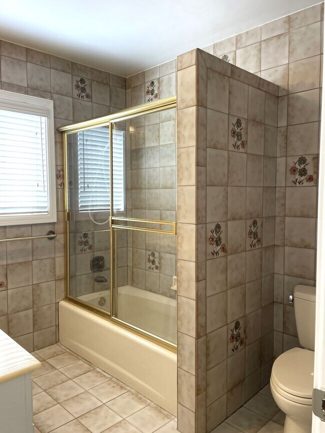 Building Photo - Charming 3-Bedroom Home with Modern Upgrad...