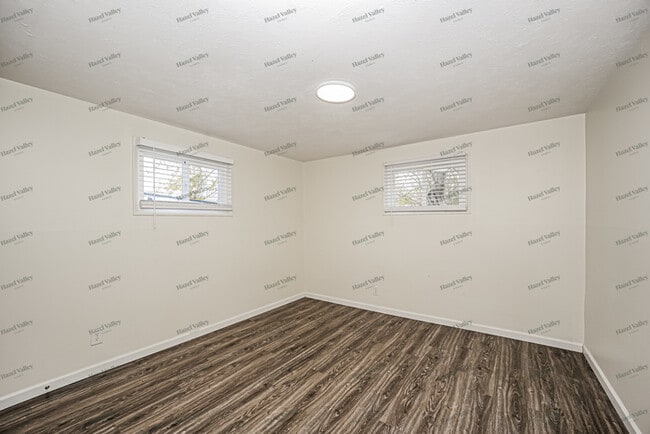 Building Photo - 9965 Crestwood Dr