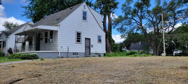 Building Photo - 1612 S Liddesdale St