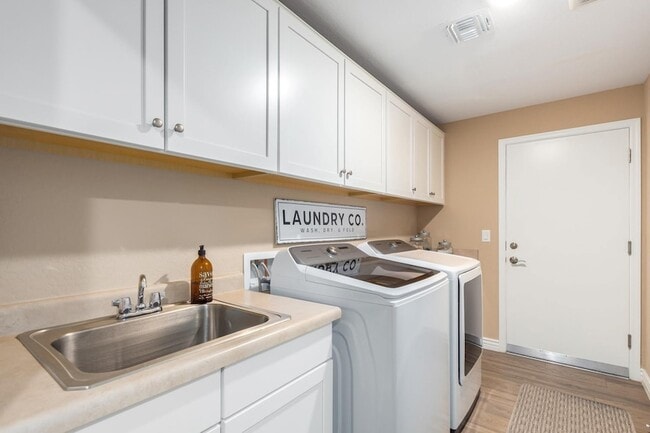 Building Photo - 2425 W Bronco Butte Trl